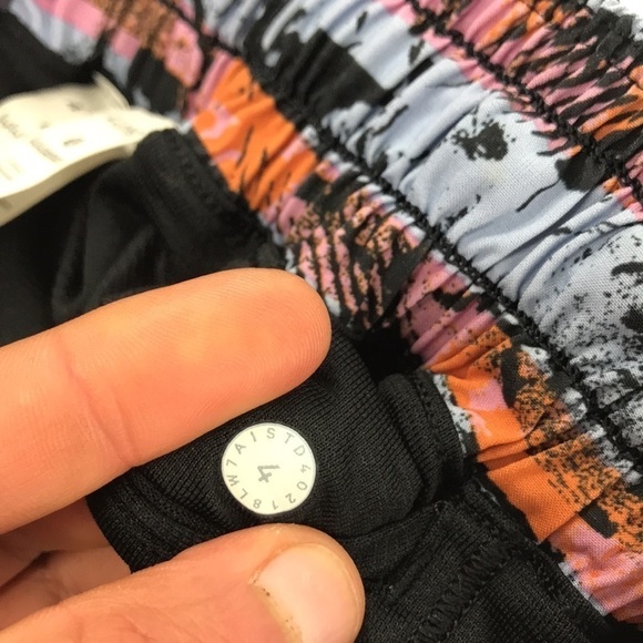 Lululemon Hotty Hot Short II *Long 4" Inversion Multi / Black - Picture 4 of 7